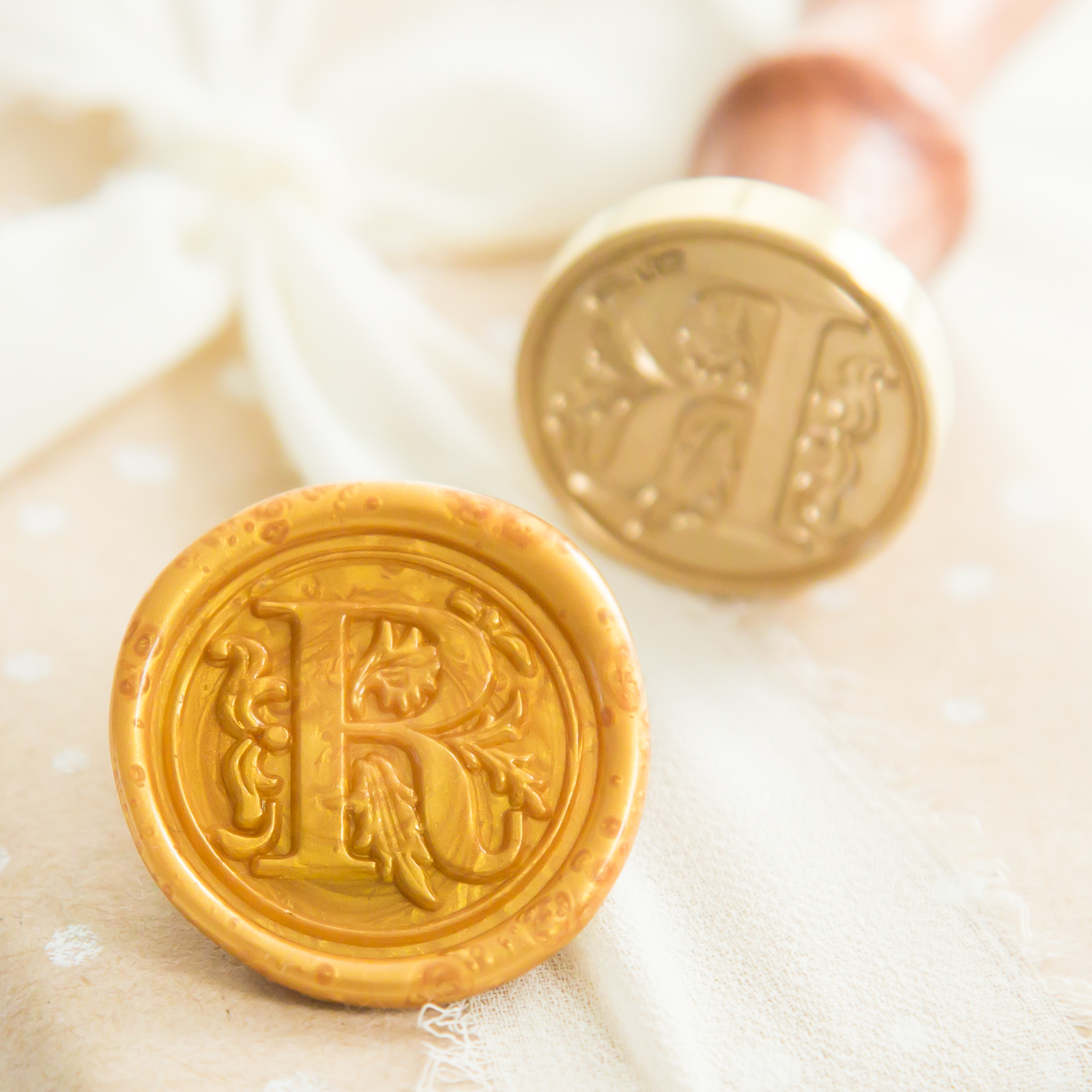 Letter R Wax Stempel