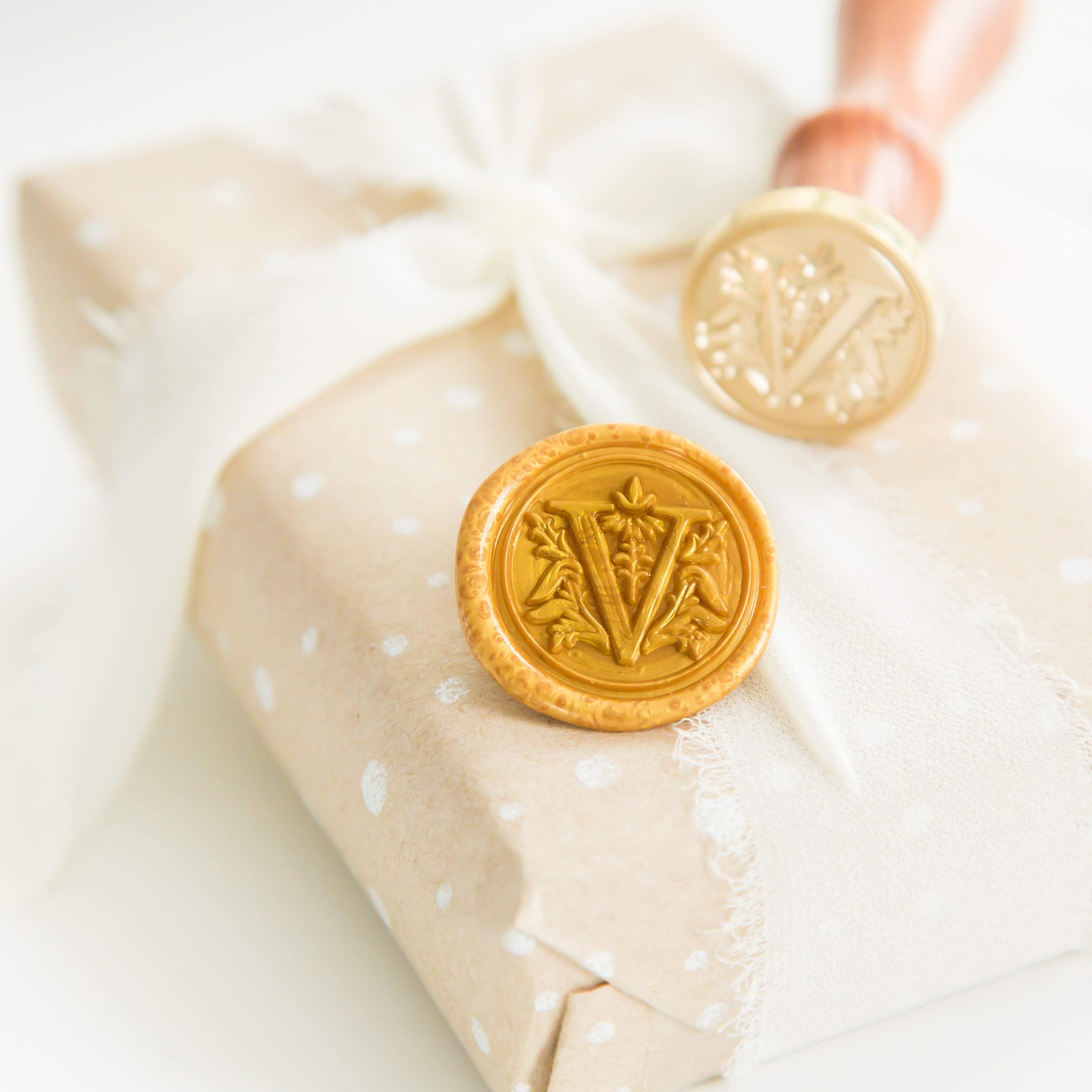 Letter V Wax Stempel