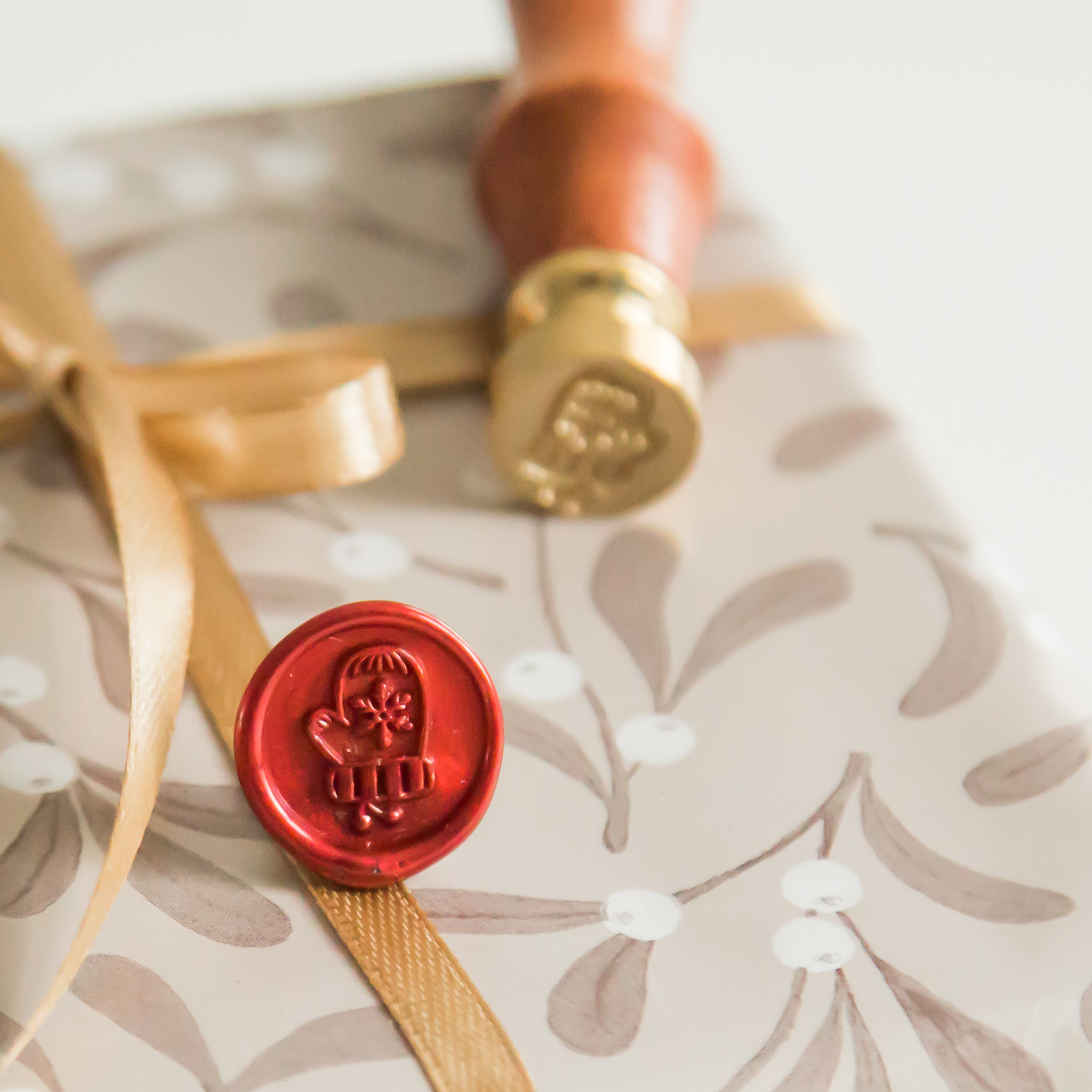 Mini Mitten Wax Stamp Zoomin